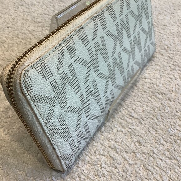Pretty Michael Kors White Zip Around Wallet - Picture 4 of 5